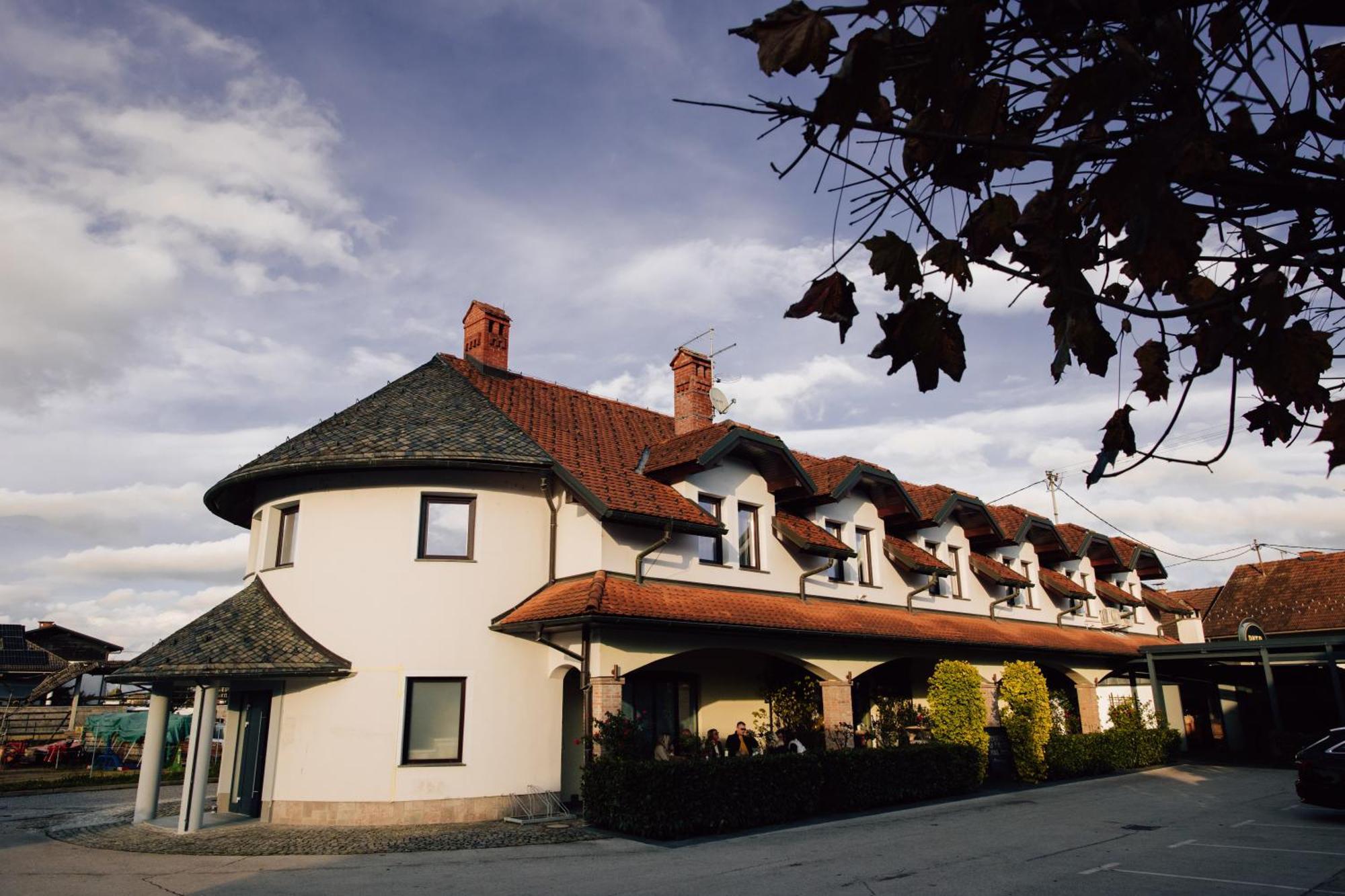 Hisa Putr Trzin Exterior foto